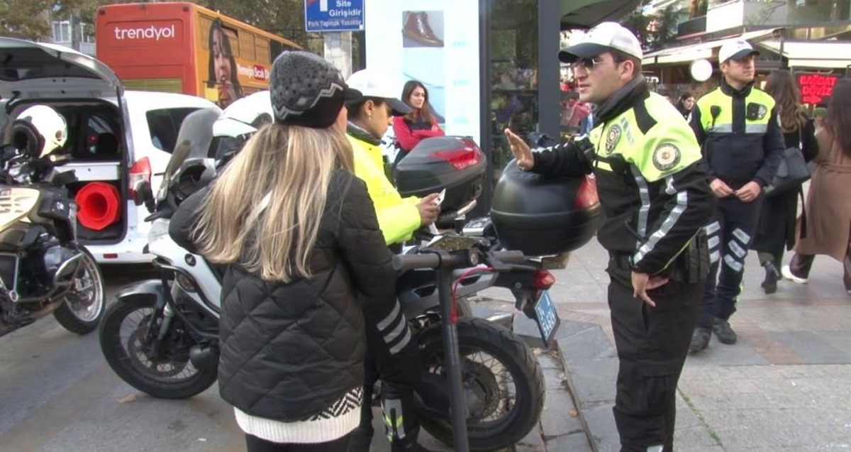 Kadıköy’de scooter denetimde ceza yedi, telefonunu çıkarıp basın mensuplarını çekti