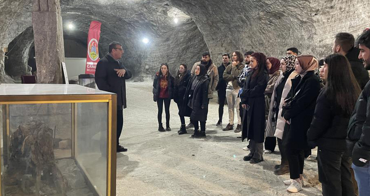 Dersi sınıfta değil, yerin 150 metre altındaki 5 bin yıllık tuz mağarasında işlediler