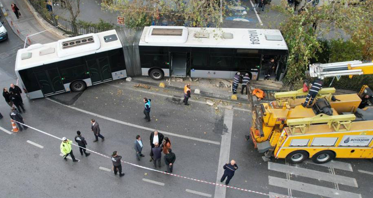 Kadıköy’de metrobüsün perondan çıkarak duvara çaptığı kaza alanı havadan görüntülendi