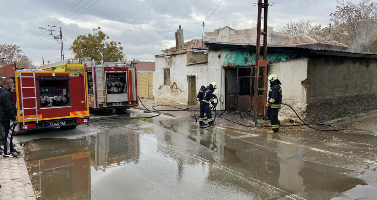 Konya’da müstakil evin deposunda yangın