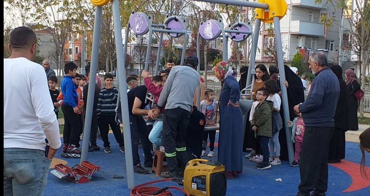 Oyun parkında salıncağa sıkışan çocuğu itfaiye kurtardı