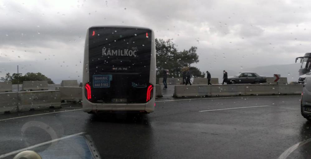 Muğla'da yolcu otobüsü refüje çarpıp karşı şeride geçti