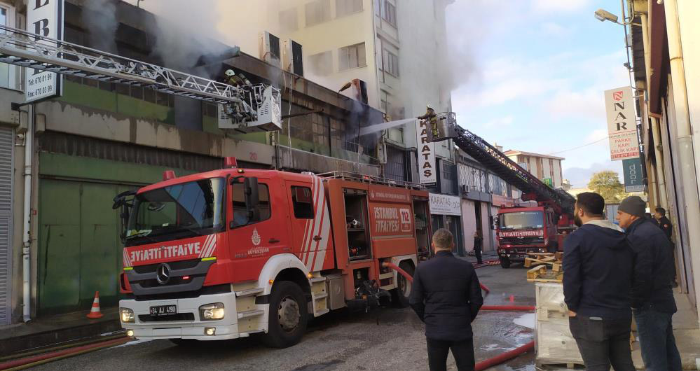 Başakşehir’deki iş yerinde yangın paniği