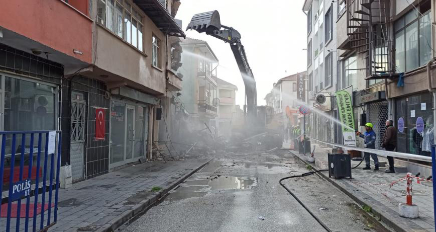 Düzce'de ağır hasarlı binaların yıkımına başlandı