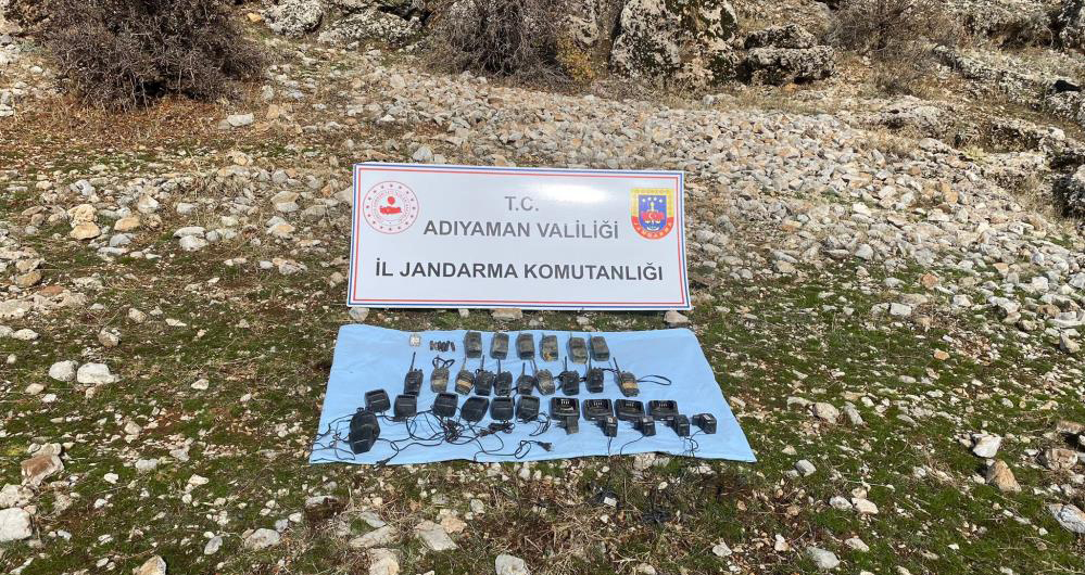 Terör örgütü PKK'ya ait toprağa gömülü telsizler ele geçirildi