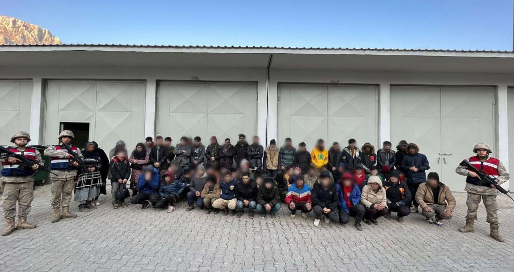 Bitlis’te 60 düzensiz göçmen ve iki organizatör yakalandı