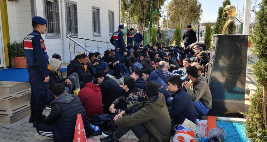 İzmir'de 442 düzensiz göçmen ve 8 göçmen kaçakçısı yakalandı