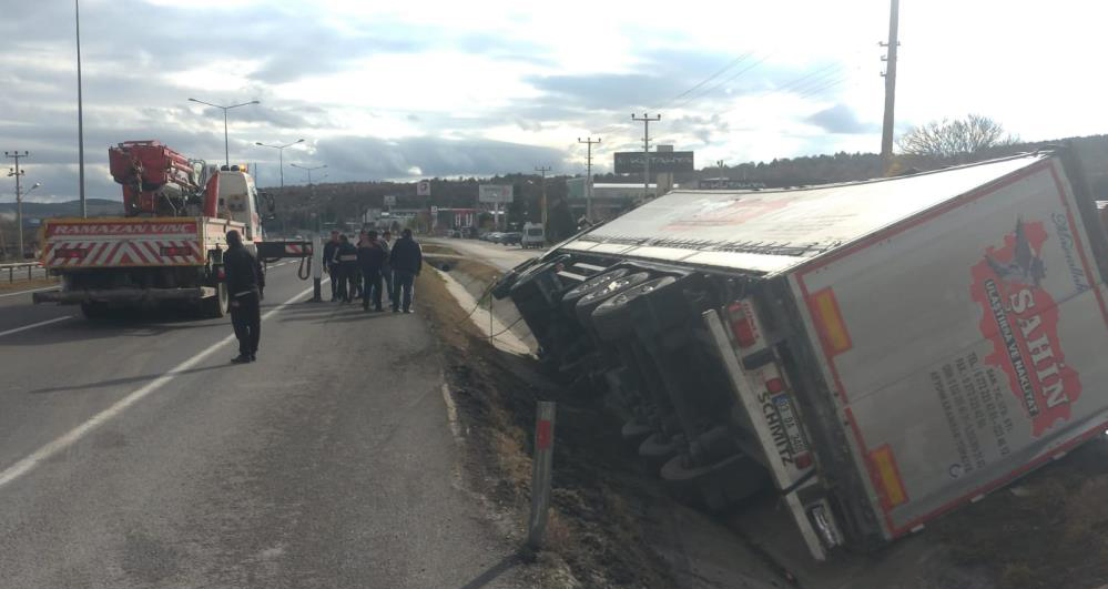 Kütahya'da tır sulama kanalına devrildi