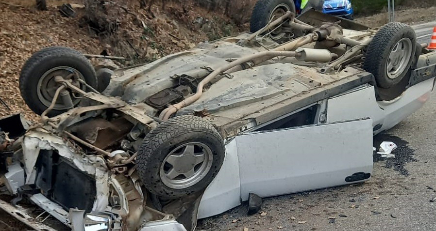 Takla atan otomobildeki 5 kişi yaralandı