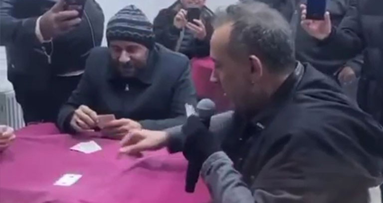 Ünlü şarkıcı konserde üşüyünce daldığı kahvede pişti oynadı