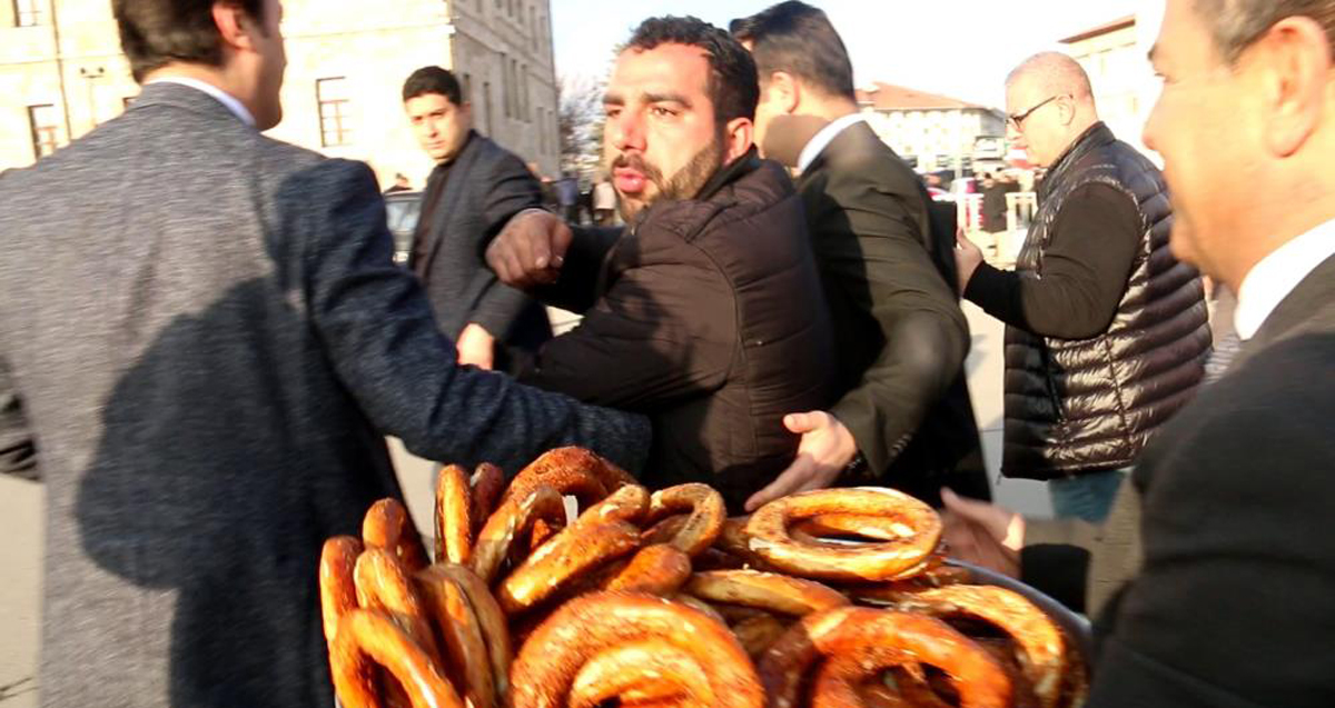 Duyan koştu, film izler gibi izlediler