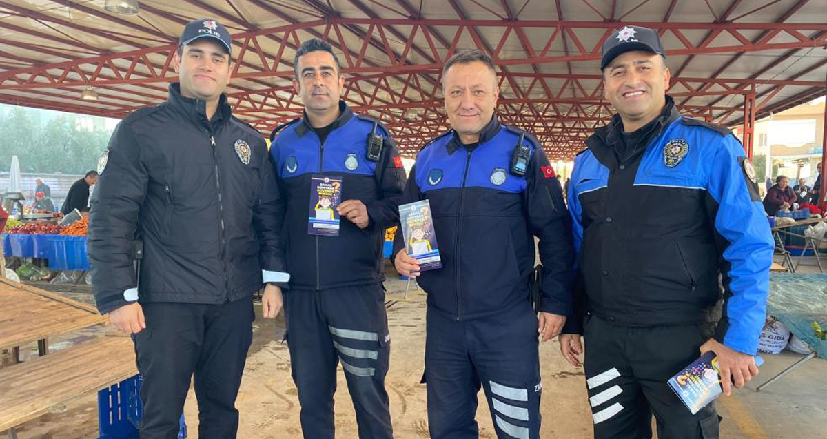 Antalya'da polis ekipleri, pazar esnafını broşür dağıtarak dolandırıcılara karşı uyardı