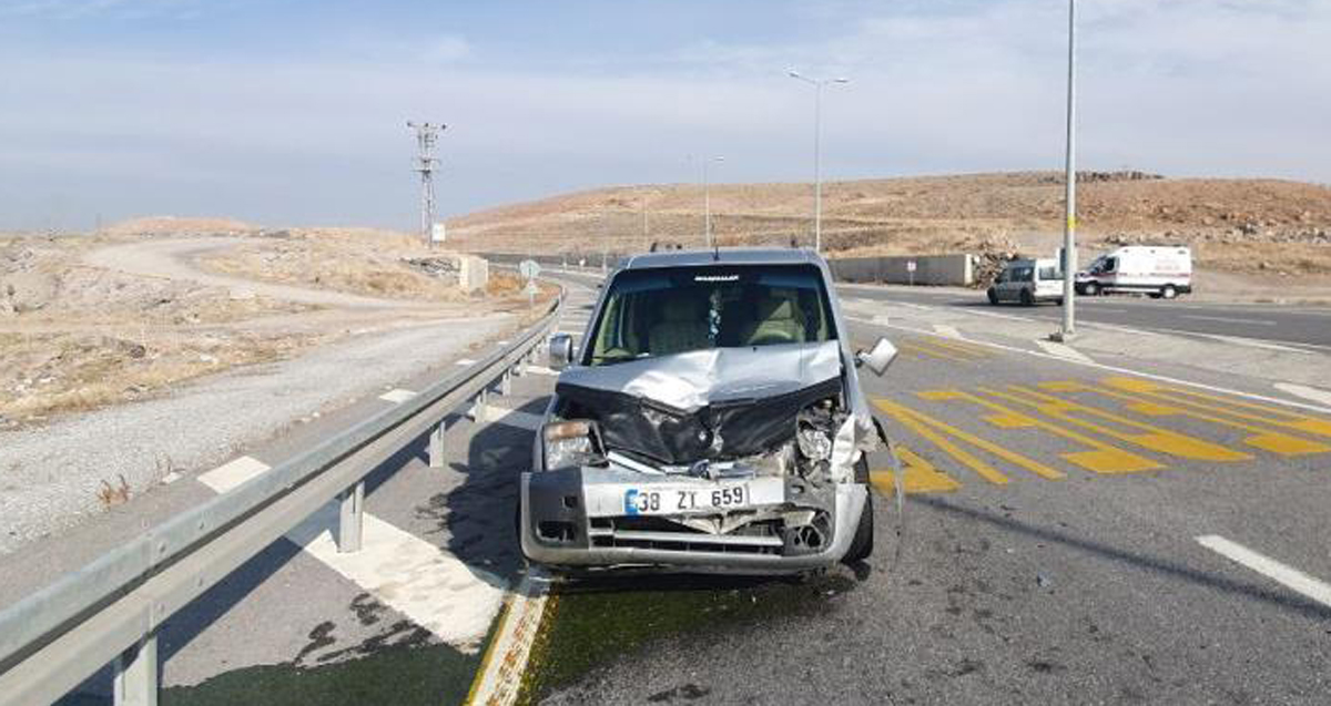 Yavaşlayan otomobille ticari araç çarpışması sonucu 2 kişi yaralandı
