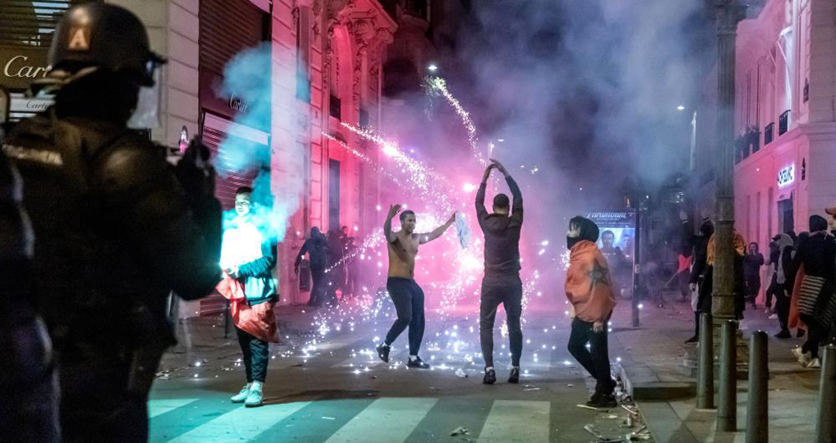 Paris'te Fas'ın galibiyetini kutlayan taraftarlara polisten müdahale