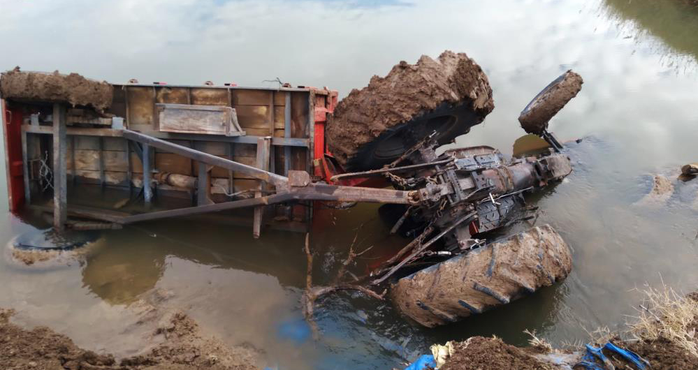 Dereye yuvarlanan traktörde bulunan Ertuğrul Çankaya hayatını kaybederken 1 kişide yaralandı