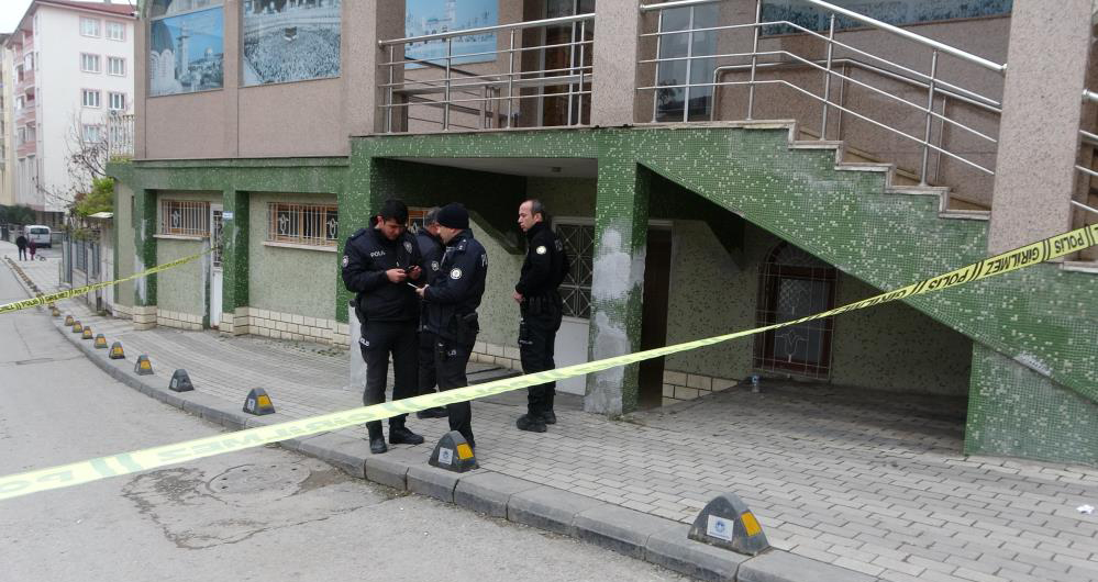Turgut Özal Abdest almak için girdiği camide silahla vuruldu
