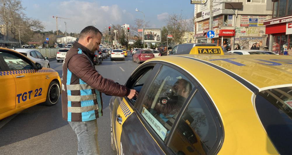 Kadıköy’de çay içerken denetime takılan taksi sürücüsünden ilginç savunma: “Telefon değil ki bu çay”