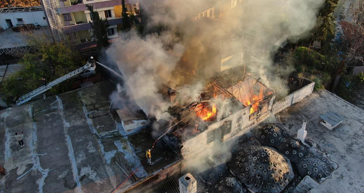 Tarihi Keleiçi'nde iki katlı yapı alev alev yandı