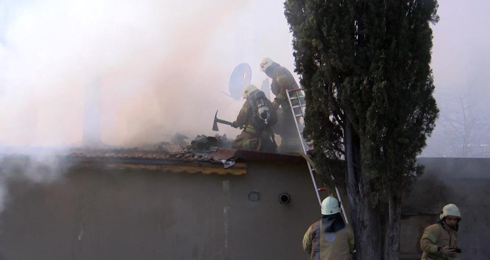 Kartal’da gecekondu yangını: Ekipler kapıyı kırıp müdahale etti