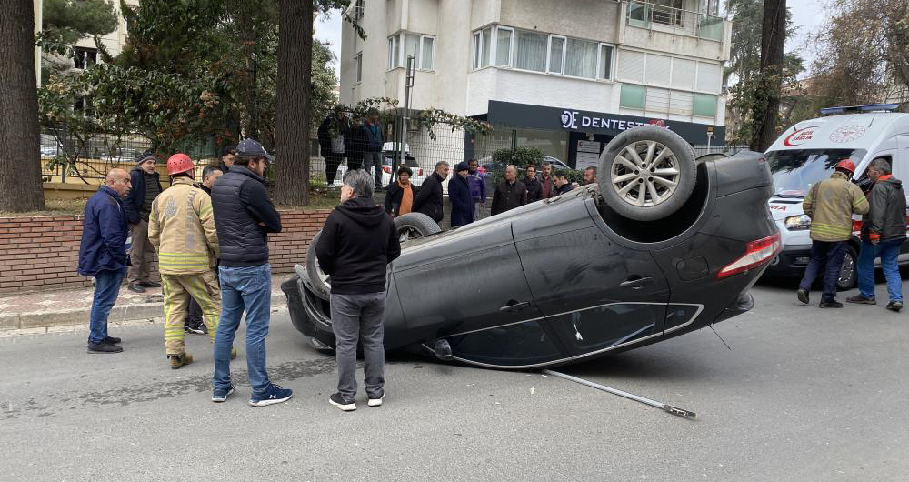Kadıköy’de korkutan kaza: Yaşlı sürücü, yayaya çarpıp takla attı