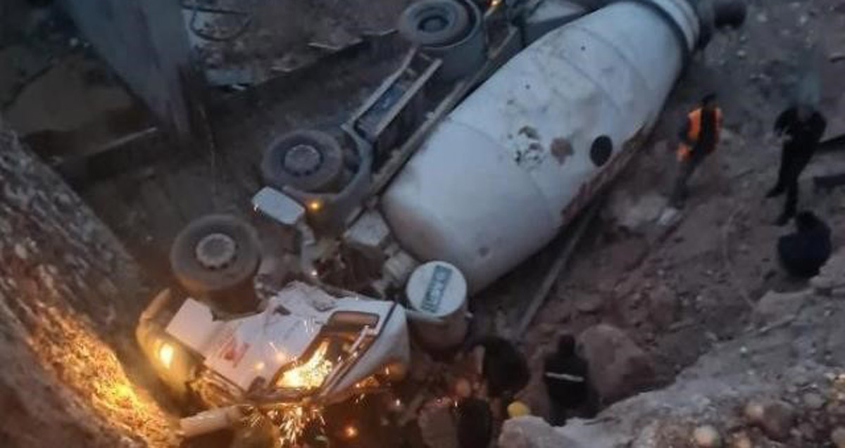 Adana'da çukura devrilen beton mikserinin şoförü Mehmet Karaoğlu hayatını kaybetti