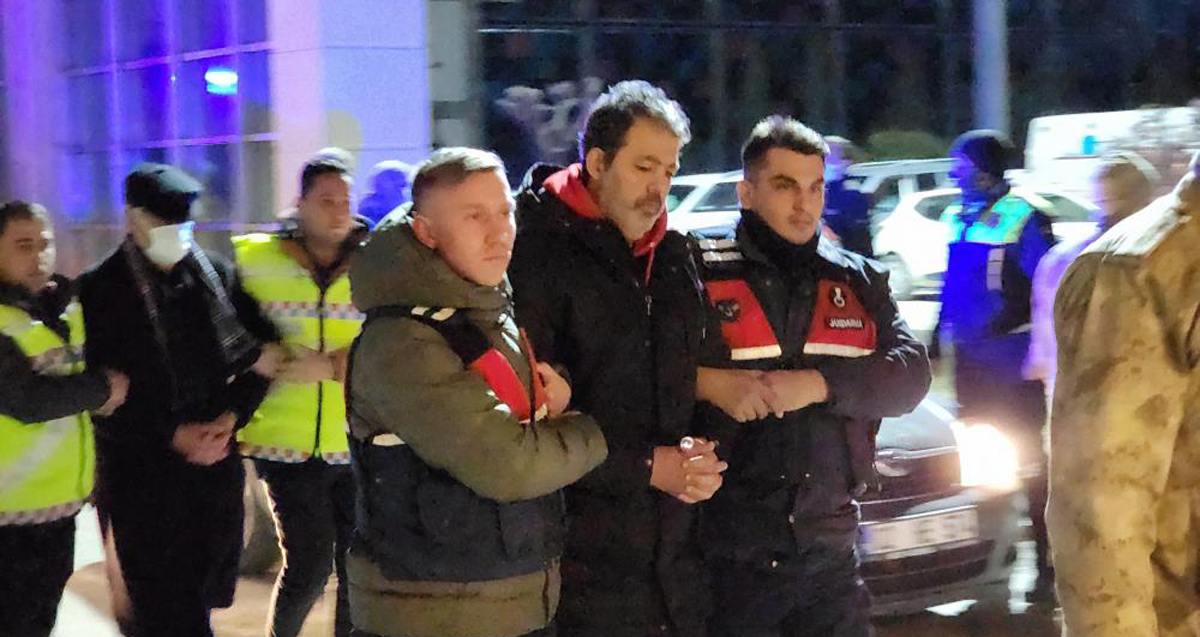 Adıyaman'da depremde 120 kişiye mezar olan otelin sahibi Ahmet Bozkurt ve oğlu Efe Bozkurt sağlık kontrolü için hastaneye getirildi