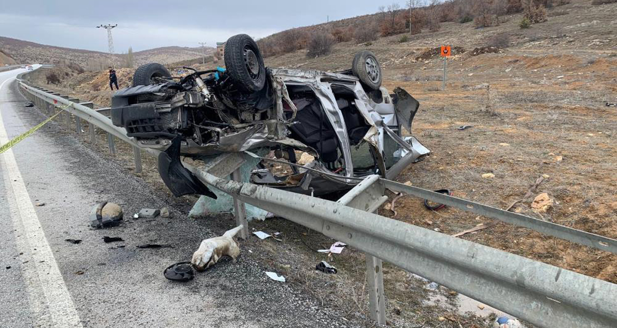 Yozgat'ta meydana gelen kazada Mehmet Akol ve eşi Sevim Akol hayatını kaybederken çocukları yaralandı