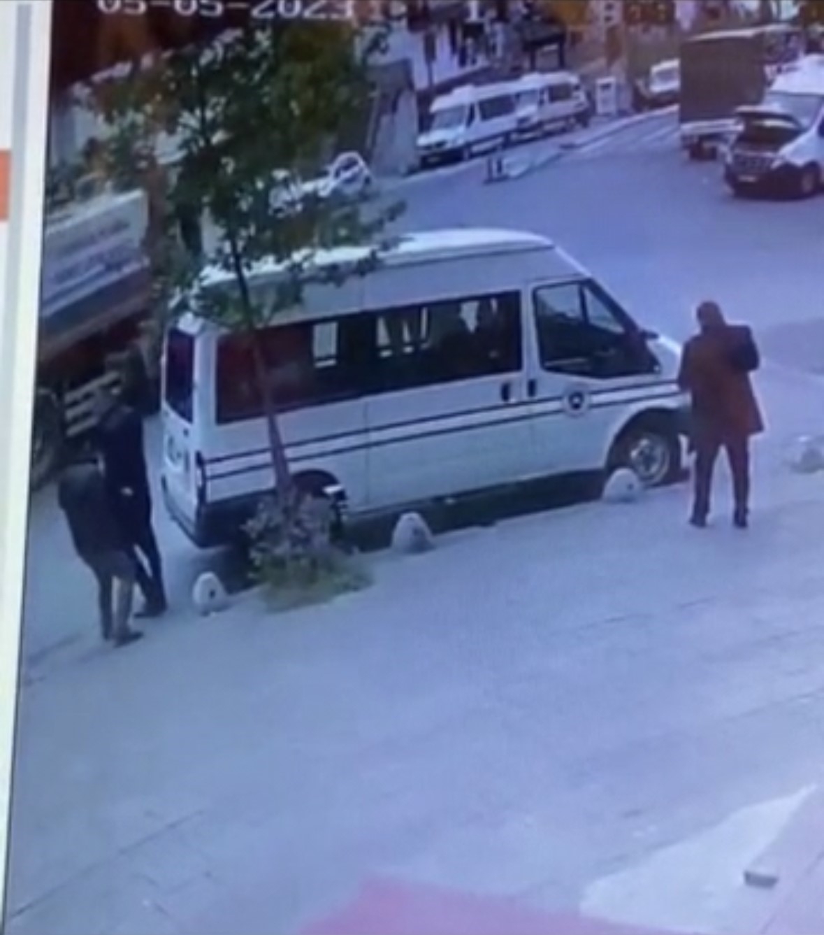 İstanbul’da hakimin omzuna tutunan adamı vurduğu anlar kameralara yansıdı
