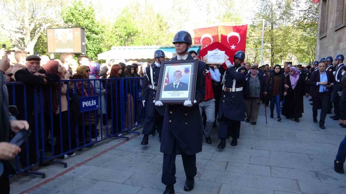 Nevşehir’deki kazada şehit olan Uzman Onbaşı Oğuzhan Kabayel memleketi Isparta’da toprağa verildi
