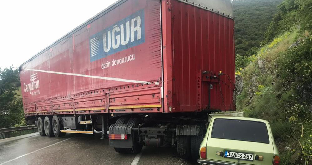 Eğirdir'de tır otomobile çarptı: 2 yaralı