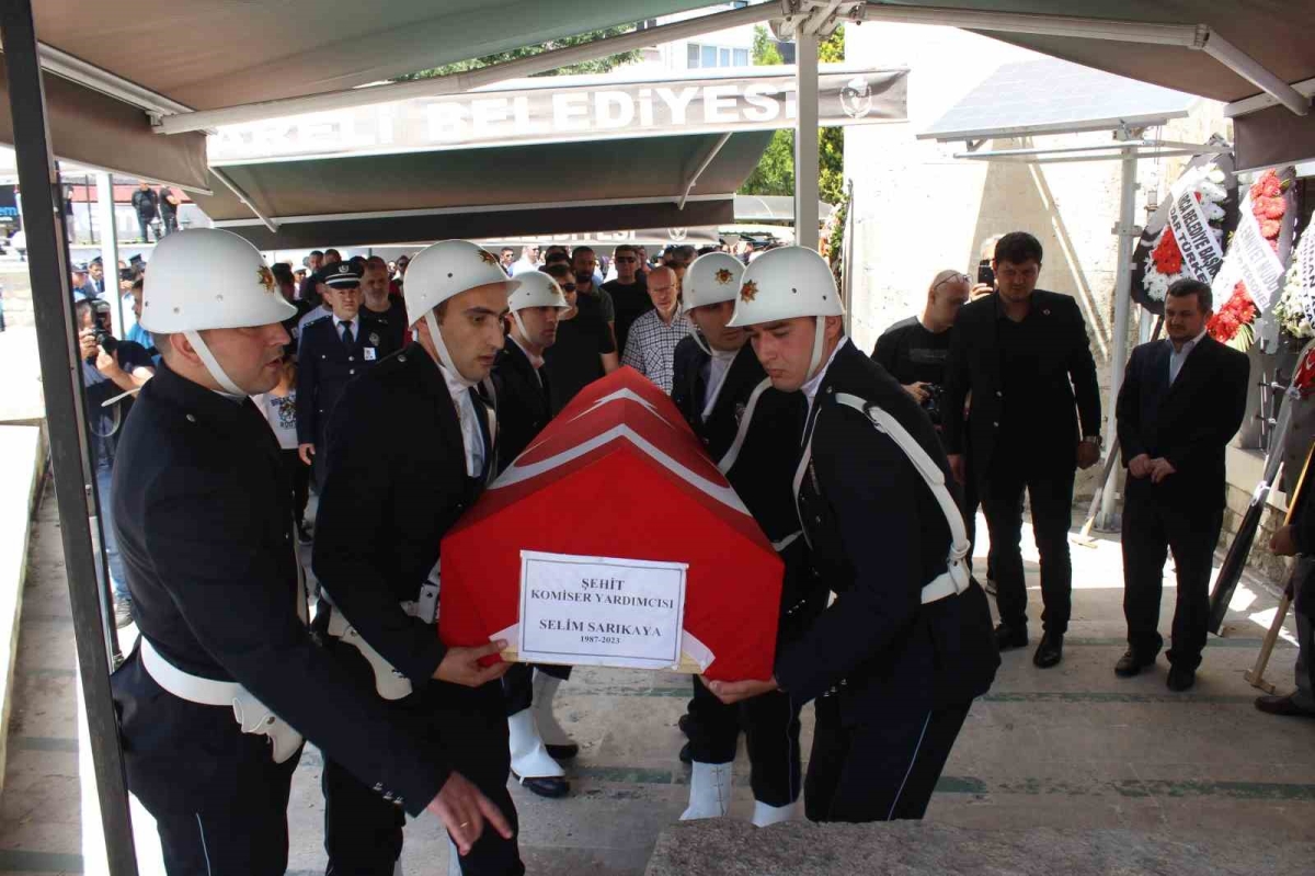 Kırklareli şehidi Komiser Yardımcısı Selim Sarıkaya'yı son yolculuğuna uğurladı
