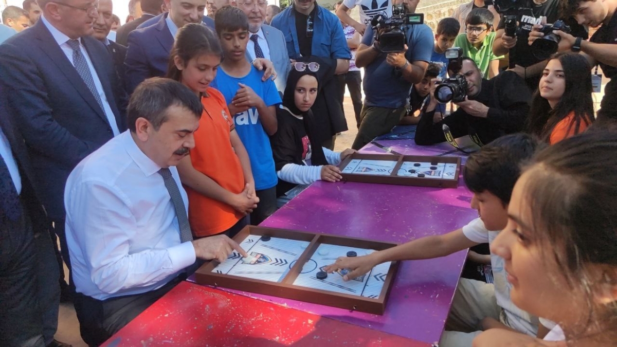 Milli Eğitim Bakanı Yusuf Tekin, depremzede öğrencilerle oyun oynadı
