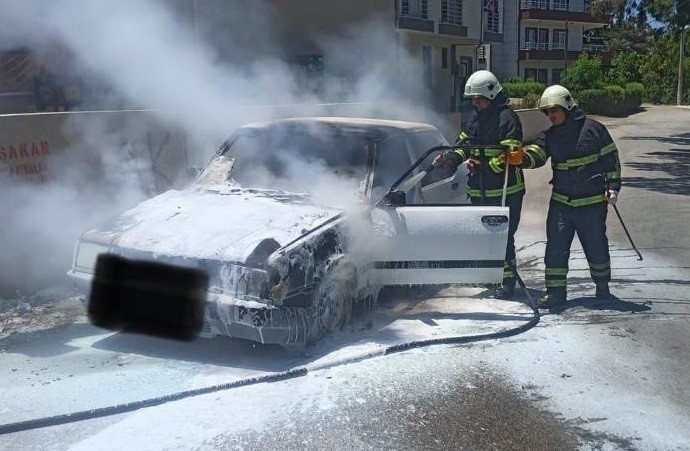 Hatay'da park halindeki araçta yangın çıktı