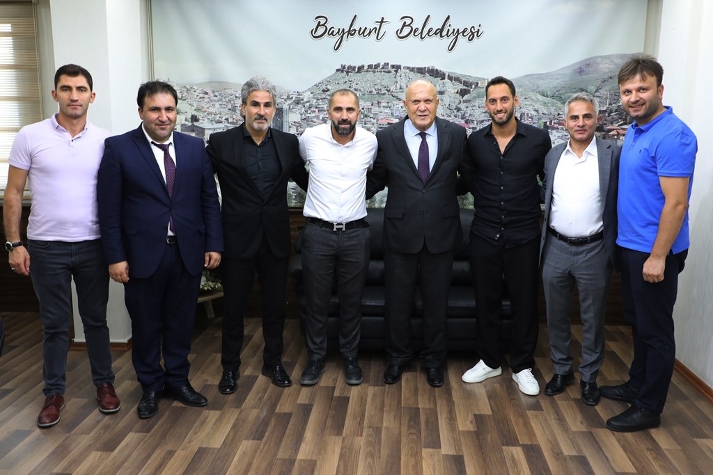 Milli futbolcu Çalhanoğlu, baba ocağında

