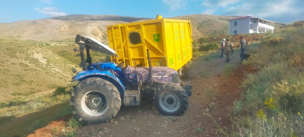 Erzincan’da traktör kazasında Eyüp Karakaş hayatını kaybetti, Mehmet Mustafa Karaka yaralandı