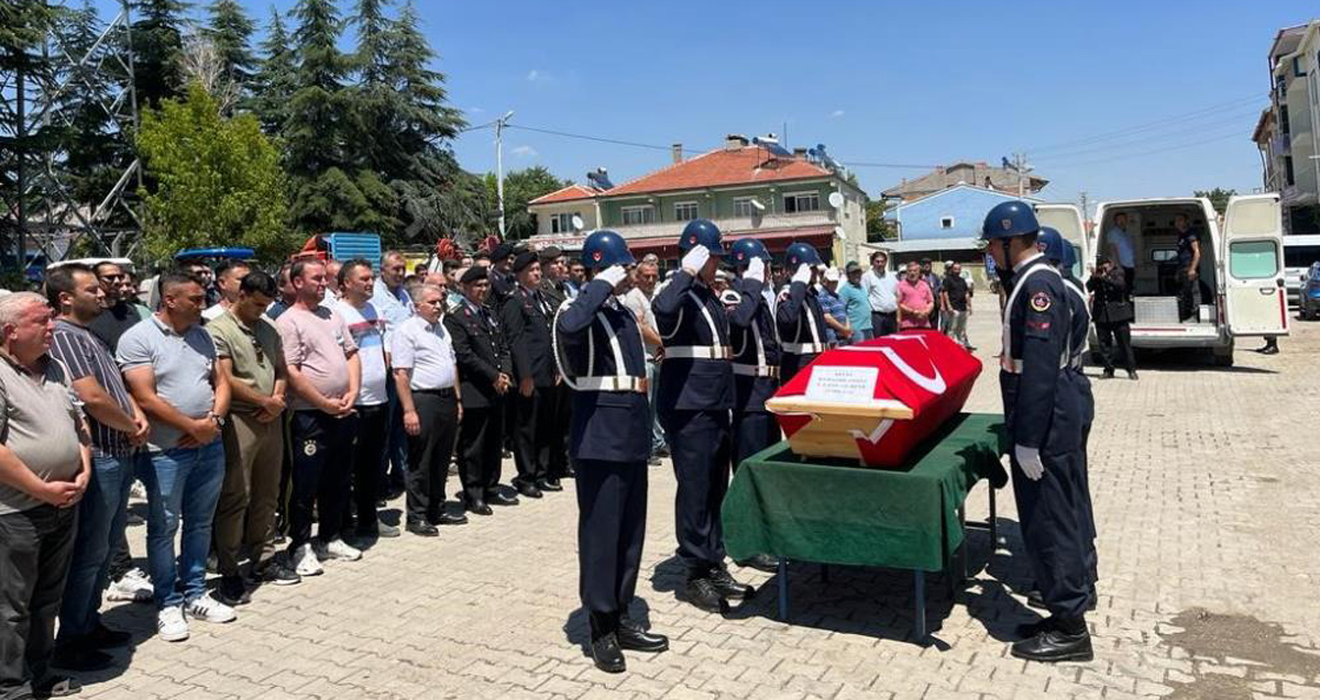 Kalp krizi geçirip hayatını kaybeden emekli Jandarma Astsubay Kıdemli Başçavuş Ramazan Ersöz son yolculuğuna uğurlandı