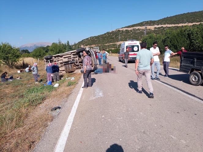 Isparta’da minibüs ile pat pat çarpıştı: Emine Dikyar hayatını kaybetti, 12 kişi yaralandı