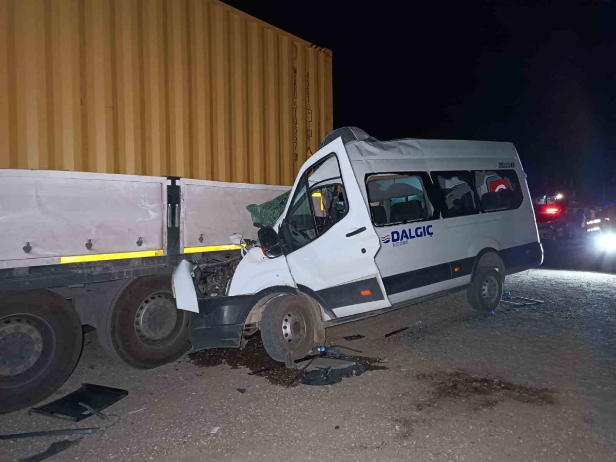 İşçi servisi tıra ok gibi saplandı: Cihan Kodalakoğlu hayatını kaybetti, 11 kişi yaralandı
