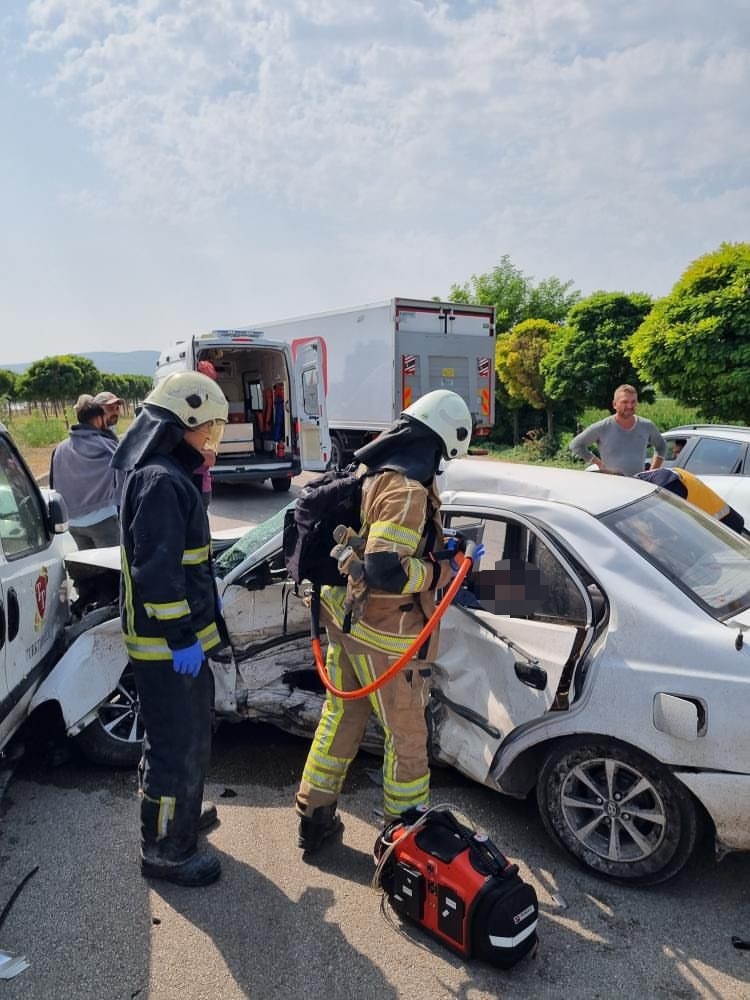 Bursa’da trafik kazası : 2 ölü 1 yaralı
