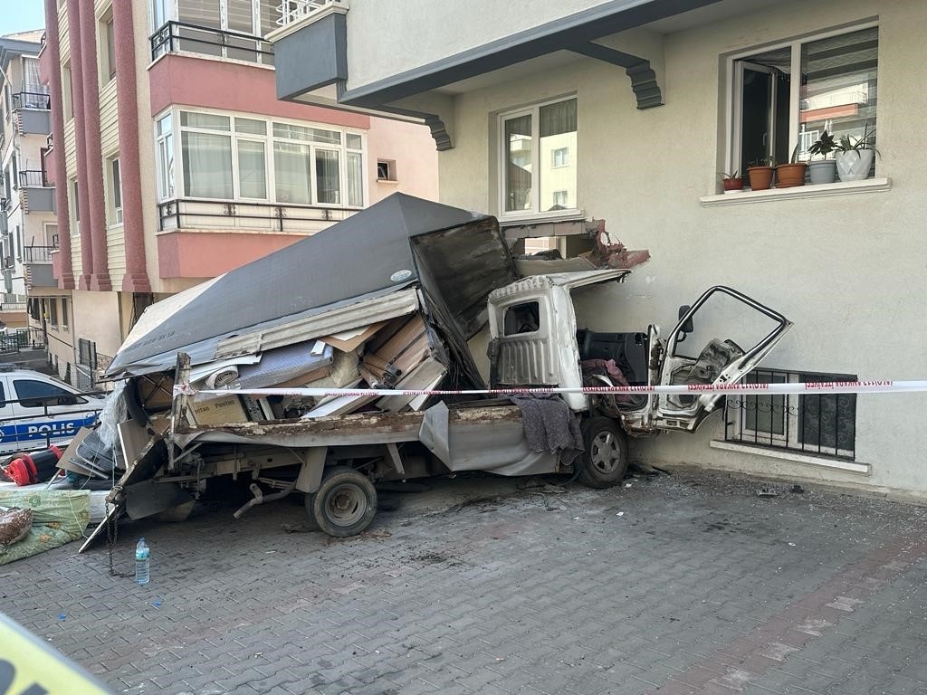 Başkent’te freni boşalıp duvara çarpan kamyonetin sürücüsü Haydar Şentürk hayatını kaybetti
