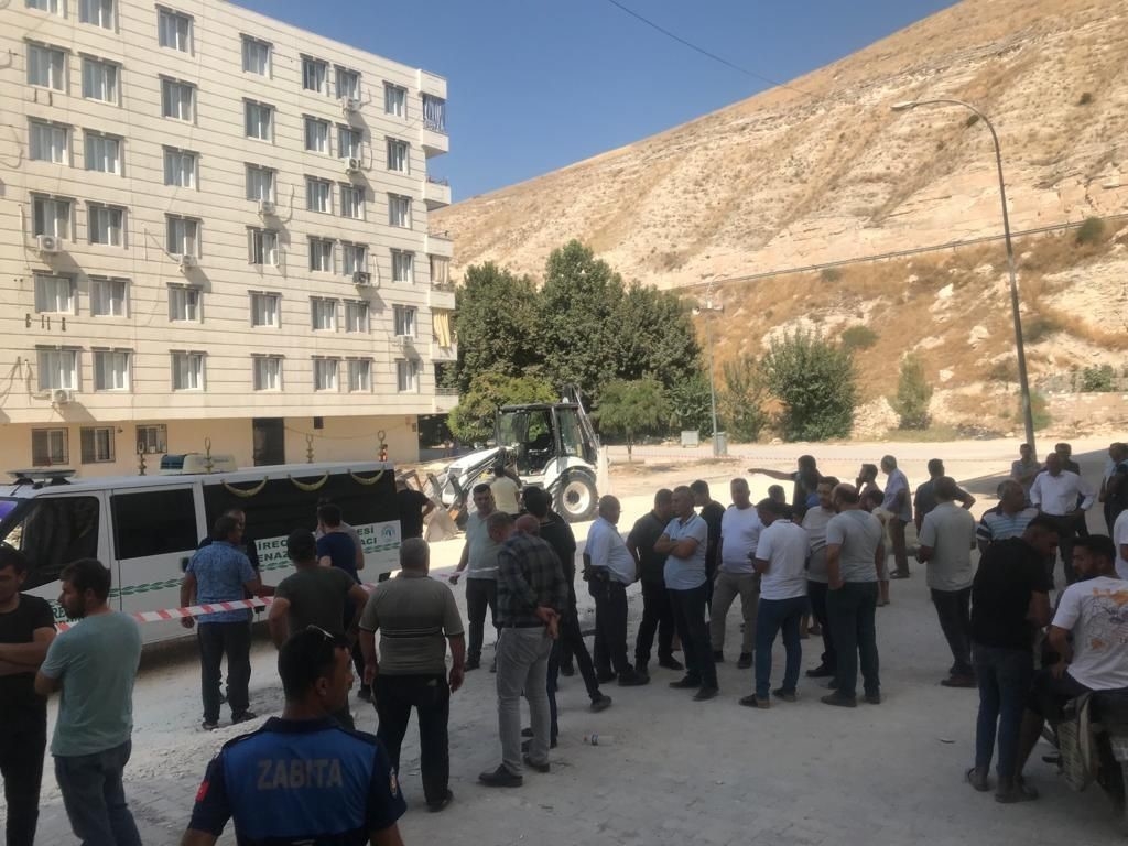 Şanlıurfa’da iş makinesinin altında kalan Sakine Altuntaş öldü
