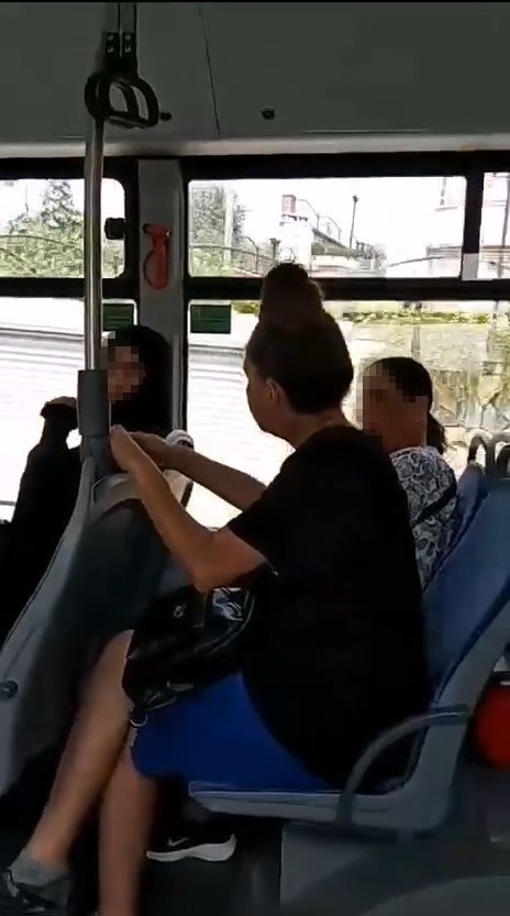 Tesettürlü kadına otobüste çirkin saldırı: "Peçeni al git"
