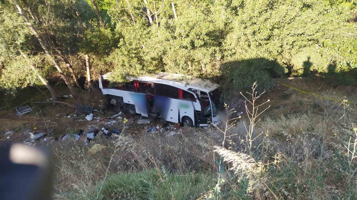 Züleyha Hasgül, Mustafa Altun, Hatice Yıldırım, Serdal İçeloğlu Yozgat'taki Otobüs kazasında hayatını kaybetti
