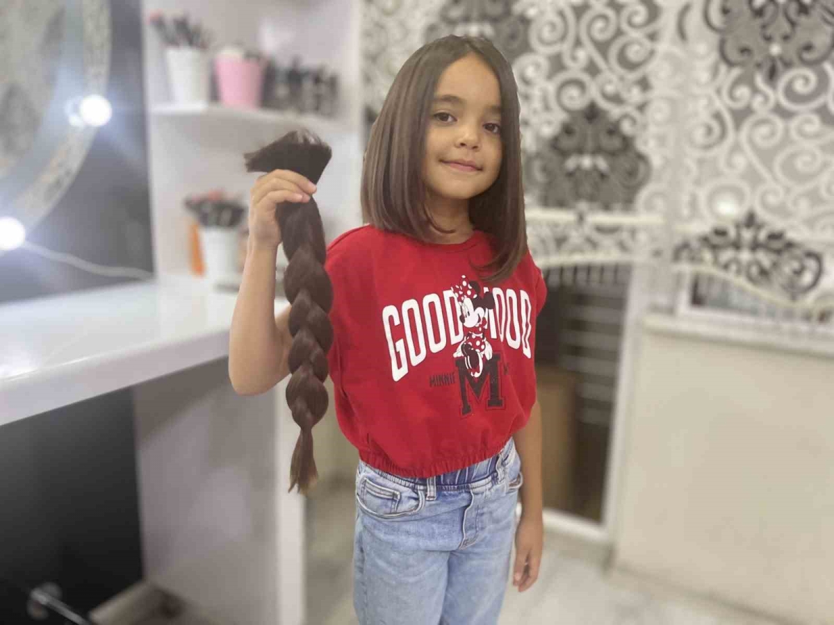 8 yaşındaki Azra Usluoğlu, lösemi hastaları için saçlarını bağışladı
