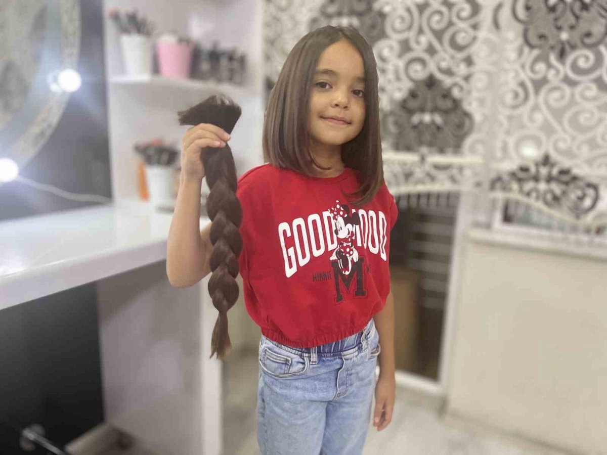8 yaşındaki Azra Usluoğlu, lösemi hastaları için saçlarını bağışladı

