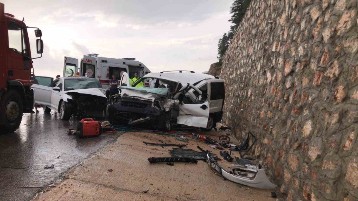 Antalya’da iki araç kafa kafaya çarpıştı: Ömer Ünalan hayatını kaybetti, 6 yaralı
