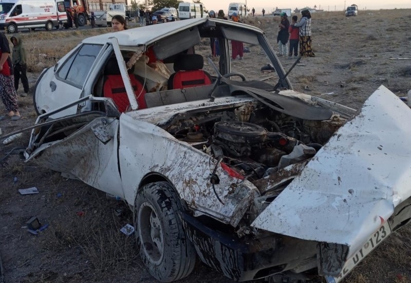 Seyfullah Öztürk ve eşi Fadime Öztürk trafik kazasında hayatını kaybetti oğulları yaralandı
