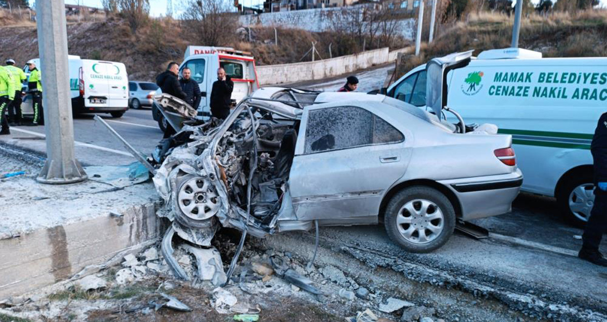 Ankara'da otomobilin direğe çarpması sonucu 3 kişi hayatını kaybetti, 1 bebek yaralandı