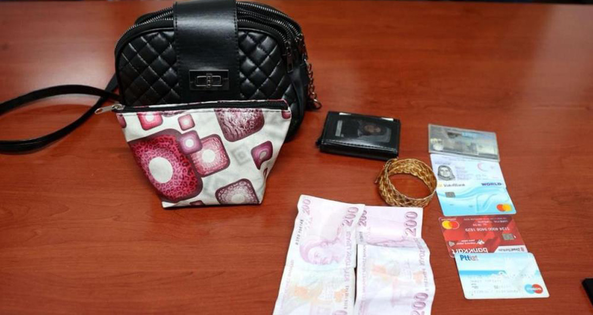 Sivas'da jandarma ekipleri içerisinde ziynet eşyası ve para bulunan çantayı sahibine ulaştırdı