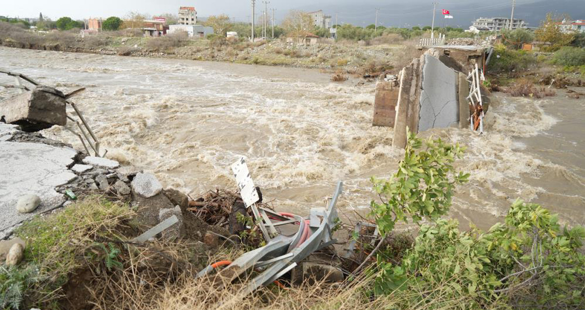 Balıkesir'de yağışlara dayanamayan Zeytinli Köprüsü yıkıldı 